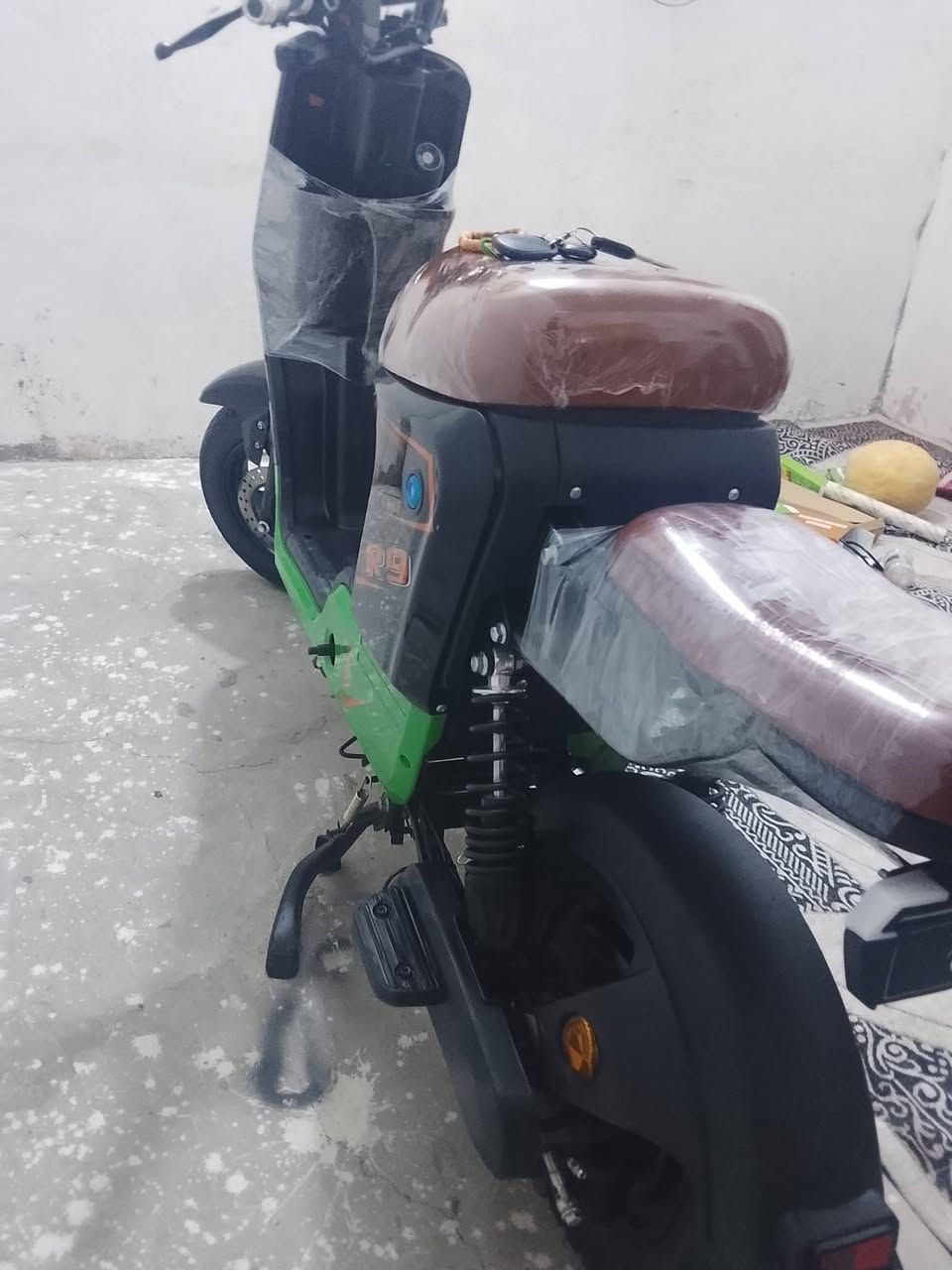 سلام عليكم 
دراجه R9 اخر اصدار 2026 
الون اسود مطعم بخضر وجوزي
دراجه كلش جديده ماصارلها فتره من طالعا من الوكيل
يعني نضيفه بمعنه الكلمه تجي وتشوف بعينك 
ملحقاتها: تكيه+ سله+ شاحنه لصليه+ كفات+سويج
+ بصمتين تشخيل عن بعد 
كهربائيات كلها شغاله كفاله بطاريات وملف
السعر ( 470 ) وبيها مجال حك الجيه 
الرقم *********** متواجد واتساب وتصال فقط

