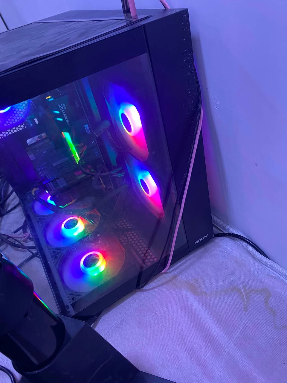 سلام عليكم pc كيمنك للبيع المواصفات كارت الشاشه RTX2060 المعالج R5 2600 six m.256 HHD1T الرامات 16dd4 وياها شاشه 165hz وكيبورد حجم 60 ولسماعه تريدها لو لا بكيفك سعرها 800 قفل رقمي *********** واتساب مكاني حريه
