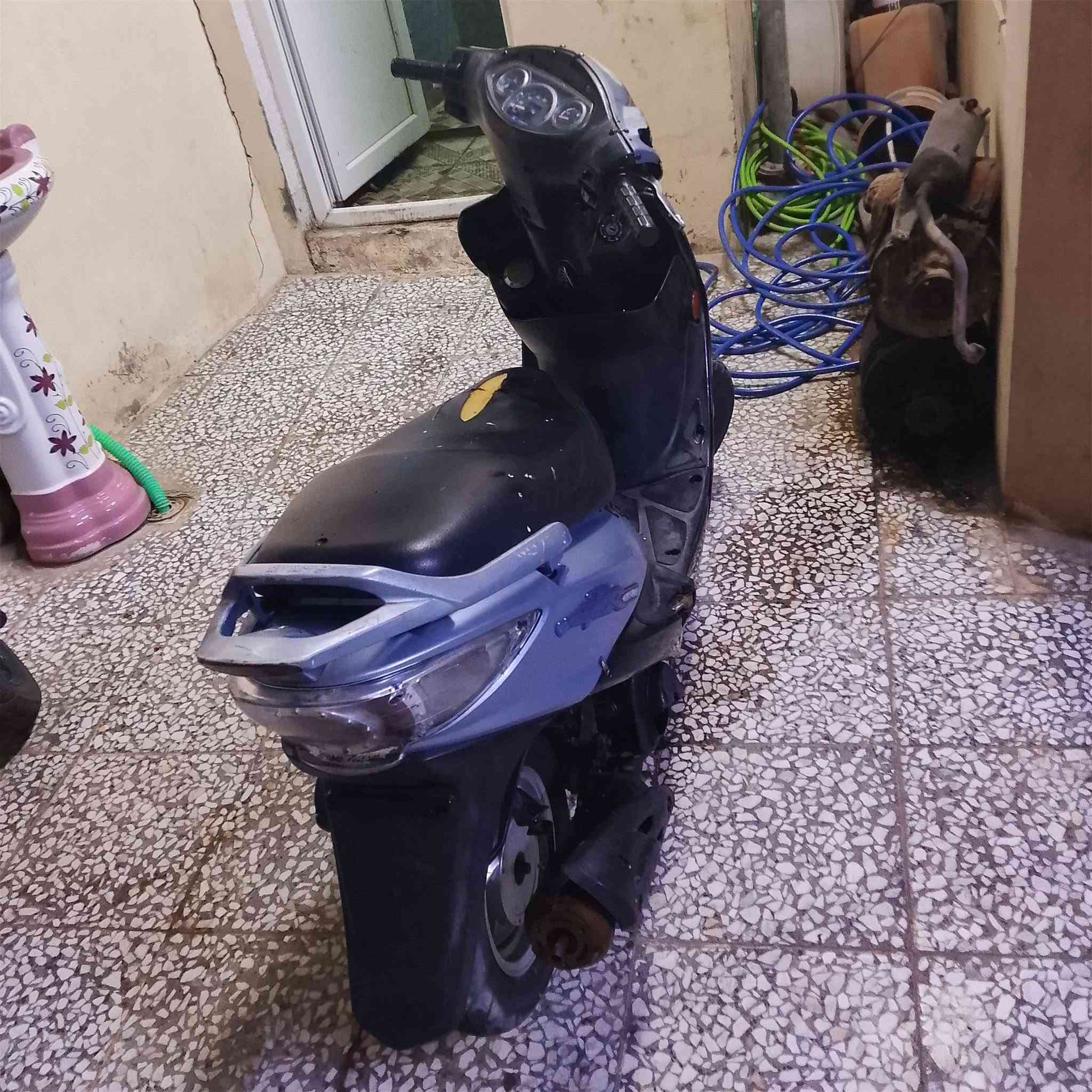 سلام عليكم شباب للبيع كامكو جي فور الدراجه جديده كلش كفاله من كلشي برغي ما عايزه مال حاويه مرتبه تفاصيل بعد اكثر اتصل رقم ***********مكان نجف كوفه سعر 450وبيه مجال
