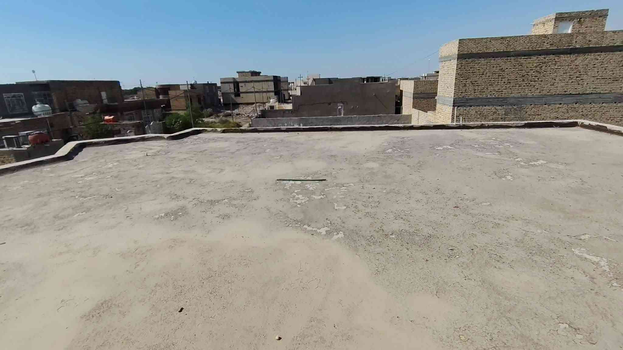 قع للبيع هيكل بسعر مناسب وموقع يجنن مقابل بنايه المرور يبعد 50عن سايدين 
​🏠 معلومات العقار الأساسية:🔈🔈***********
​نوع الملكية: طابو صرف.300م يصير بصفهه المتنزهه 
​الحالة الإنشائية:كونكريت ، أساس مدكوك مع رباط.
​السياج الخارجي: مبني بالكامل بالأعمدة (الدنك)، ومتبقي فقط إكمال الواجهة الأمامية.
​📍 الموقع:
​المحافظة: الديوانية - الدغارة.
​المنطقة: هور الجبور (مقابل بناية المرور).
​📐 التفاصيل والمساحات:
​البراني: 8.5 متر.
​الغرفة الأولى: 7 × 3.5 متر.
​الغرفة الثانية: 6 × 3.5 متر.
​الصالون: تصميم سداسي الشكل.
​المطبخ: 5 × 3.5 متر.
​المرافق الصحية: مجمع صحيات داخلي + مجمع صحيات خارجي
