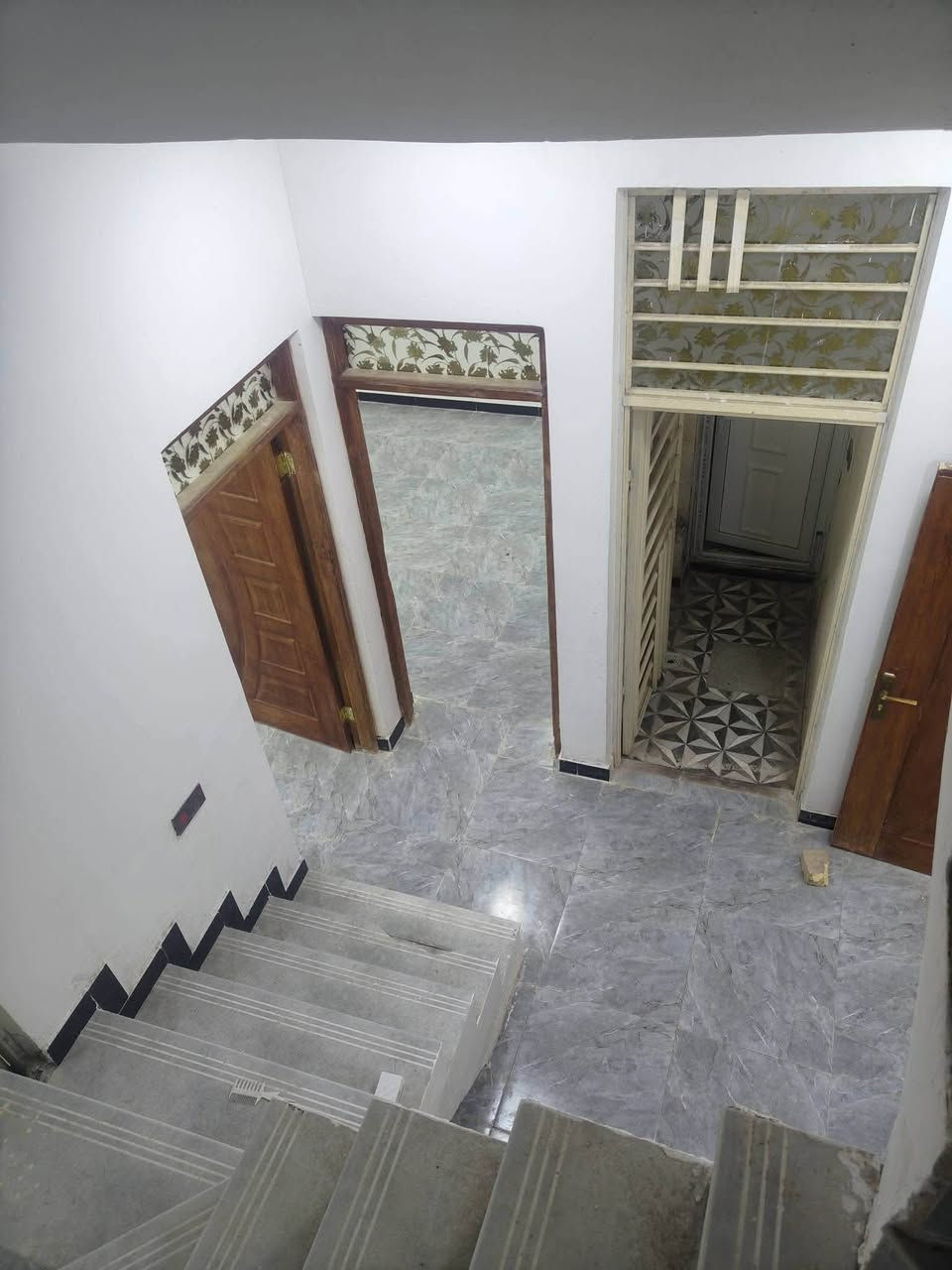 يـاالـله اللـــهم صلـي على مـحمـد والـ مـحمـد 

يـتوفر بيـت زراعي بـنـاء حـديث مـساحه 120 مـتر بـنـاء وللا غلـطه 🪐  

بـنـاء حـديث طـابوك صـب كـونكريـت مـسلح ربـاط صـب كـونكـريت 

الـبيـت يـتكون مـن غـرفتـين صـاله سـتقبــال صـــالـه مــناور صـحيات 

داخـل وخـارج الـبيت مـفتاح فقط اجـيب غـراضك وتكـعد تانكي ماطور 

انـاره كهـرباء مـولد كامل من كلشي البيت وسٰعره 57 وبي مجال الشراي  

خـدمات مـجاري ثـقيل خـفيف كـهرباء حـكوميه شـارع 10مـتر ركـــن 

انتـرنيت ضـوي مـستــوصف جــوه الـسوك ســعره بسبب الـضروف 

الـــمـــوقع الــنــاصـــــريـه سـديــناويــه قرب مضيف الامام الرضـاء 

_______________________________
عندك بيت للبيع او #للايجار دزلي تفاصيله وسعره ع الخاص بيع وإيجارات سريعه ان شاء الله والتسهيل من الله / تفضلوا خاص اوالاتصال على الرقم التالي 
__________***********___________
وسنكون في خدمتكم غايتنا رضاكم والمصداقية في العمل شعارنا
