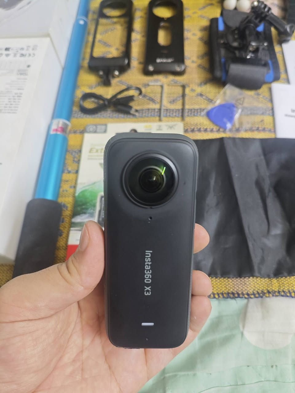 السلام عليكم للبيع بكج احترافي كامل: كاميرا Insta360 X3 مع ملحقات فخمة جداً 📸🔥للبيع كاميرا Insta360 X3 نظيفة جداً واستخدام خفيف. الكاميرا شغالة 100% ومابيها أي خلل داخلي أو فني، وعدساتها نظيفة تماماً خالية من أي خدش وتصويرها الـ 360 صافي ومفول وعينك ميزانك وقت الفحص. الشاشة عليها لزقة حماية من اليوم الأول والبطارية ممتازة جداً.📦 الملحقات الدسمة (أغلبها مشترى بشكل منفصل على حسابي الخاص):كارت ميموري أصلي سريع جداً (SanDisk Extreme) سعة 128 جيجابايت مخصص لتصوير الـ 5.7K والـ 360 (سعره وحده 30 ألف).جنطة حفظ متكاملة وفخمة نوع (Artman) لحماية الكاميرا وكل عتادها (سعرها وحدها 35 ألف).درع حماية حديد + درع بلاستيك لحماية جسم الكاميرا أثناء الحركة والتصوير العنيف.عدسات بديلة إضافية مع لزقات وجلاتين حماية للعدسات.عصا السيلفي المخفية (Invisible Selfie Stick) بطول 80 سم تقريباً.حزام التثبيت على الصدر وحزام التثبيت على معصم اليد.كابل الشحن الأصلي والـ Double Type-C.بكج كامل ومفول من قطع وقواعد التثبيت واللزقات الخاصة بالخوذة أو الدراجة.الكارتون الأصلي للكاميرا مع كافة الكتالوجات والستيكرات الرسمية.⚠️ الملاحظة الوحيدة للأمانة: توجد ضربة/شخطة خفيفة جداً بالزاوية الخارجية أسفل الجهاز (بسبب سوء استخدام بسيط وخارجي) وموضحة بالصور السابقة، مالها أي تأثير نهائياً على الشاشة أو العدسات أو كفاءة التصوير.📍 مكان التواجد: بغداد / العامرية (فحص كامل وتجربة عند الاستلام).💵 السعر للبجك الكامل: 490,000 دينار (وبيه مجال بسيط للشراي الحقيقي المستعجل *********** وتساب واتصال ماسنجر ماعندي وشكرا الاهتمام

