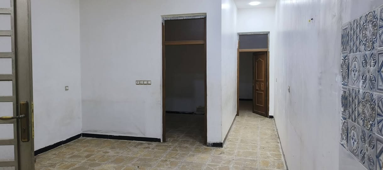 السلام عليكم بيت للأيجار في شارع حيفا سوق الجديد 
غرفتين نوم + منور ٢ + مطبخ مفتوح على الهول + كيزر وموطور ماء للستفسار الاتصال على ***********0وتساب
