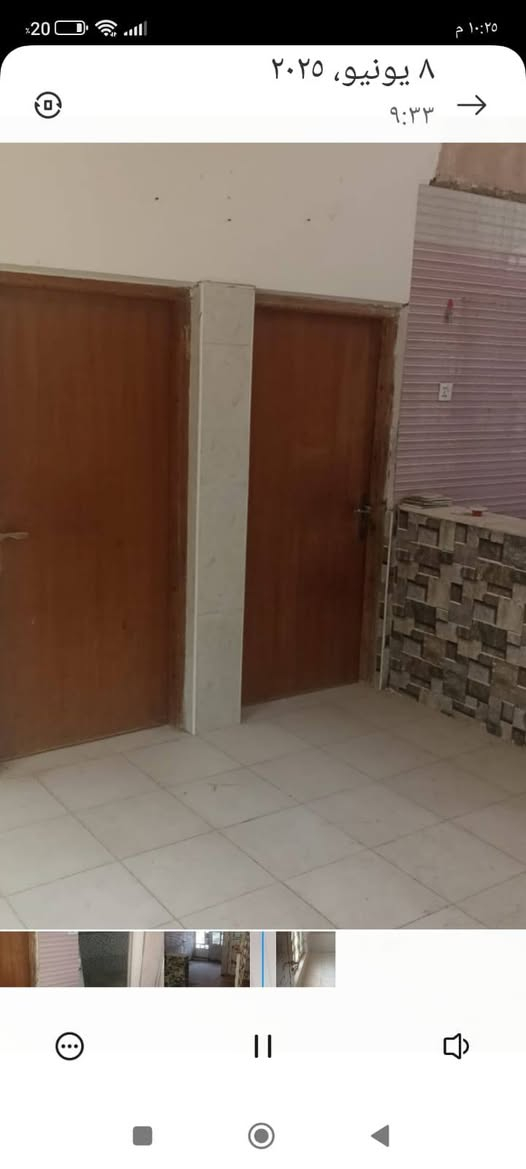 بيت 200 متر في حي ميسان زراعي يتكون من غرفتين وصاله واستقبال ومطبخ مطل على الصاله وحمامات خارجيه وداخليه وغرفه فوق يعني مخزن سعره 56   وبيه مجال البناء بلوك معمل وعكاده والسطح مطلي بماده اسكوم هاتف *********** واتساب متواجد
