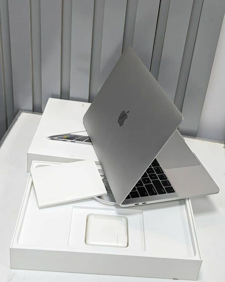 السلام عليكم، للبيع ماك بوك برو 14 إنش بأحدث معالج Apple M4، جهاز بحالة الجديد تماماً ومخصص للأعمال الثقيلة، البرمجة، والمونتاج.

🔹 المواصفات:
• المعالج: Apple M4 (10-Core CPU / 10-Core GPU)
• الذاكرة العشوائية (RAM): 16GB Unified Memory
• السعة التخزينية (SSD): 512GB Ultra-Fast
• الشاشة: 14.2-inch Liquid Retina XDR (ProMotion 120Hz)
• اللون: فضي (Silver)
• المنافذ: 3x Thunderbolt 4 / HDMI / SDXC Card / MagSafe 3

🔹 حالة الجهاز:
• نسبة صحة البطارية: 100% (حالة عادية - زيرو مثل ما موضح بالصورة).
• النظافة: أخو الجديد تماماً بدون أي شخط أو أثر استخدام.
• الملحقات: كارتون الجهاز الأصلي + الشاحن الأصلي 70W + 
كيبل MagSafe 3 الأصلي.

 السعر: 2,050,000 عراقي - قابل للتفاوض البسيط للجادين.
📍 المكان: [بغداد]
📞 للتواصل: ***********
