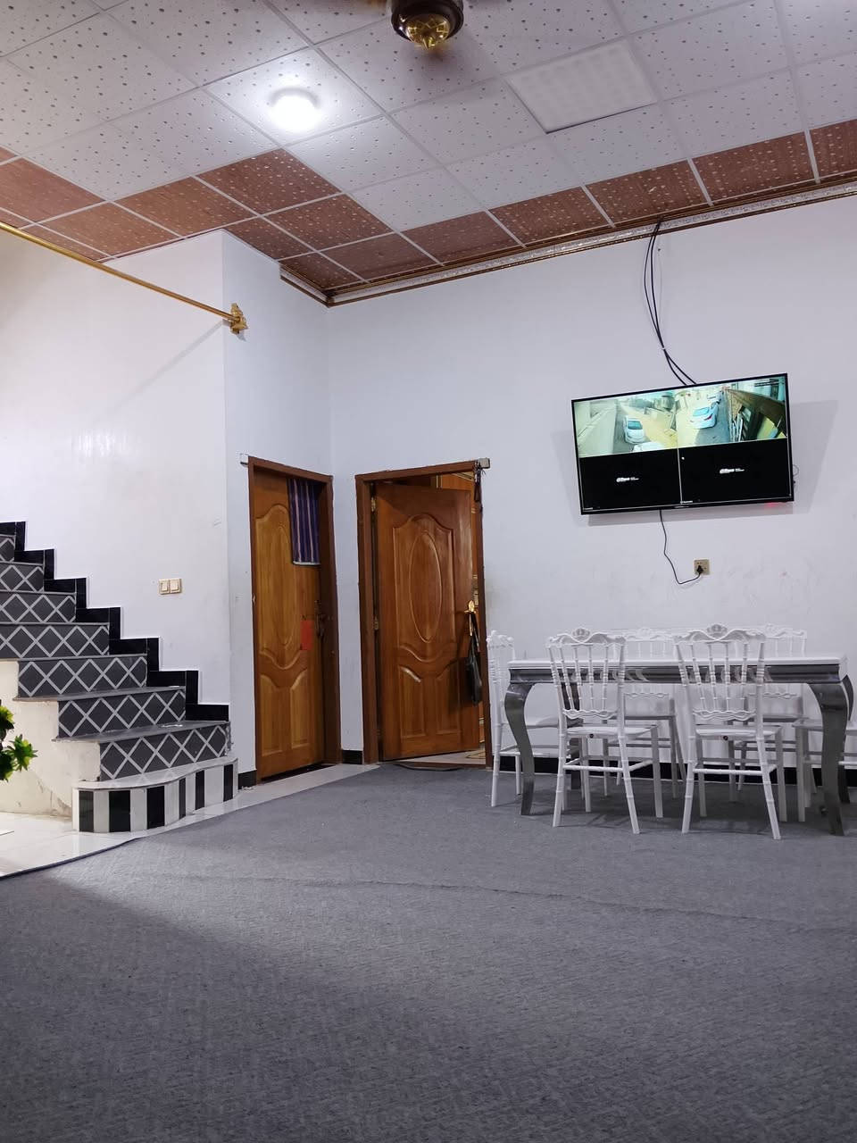 البيت للبيع
الموقع ابي الخصيب شارع ابو كوصره مقابل مدرسة 🏫 تدمر مباشرتاً طابو زراعي عراقي مساحة 210 متر يتكون من غرف 2 قياس 5في4 وديوان 6في4 مطبخ 5في4 صاله 8في4 صحيات داخليه وخارجيه كراج سياره وبضهر البيت نهر جاري السعر 105 بي مجال 
للتواصل *********** 
موقع البيت منتاز
