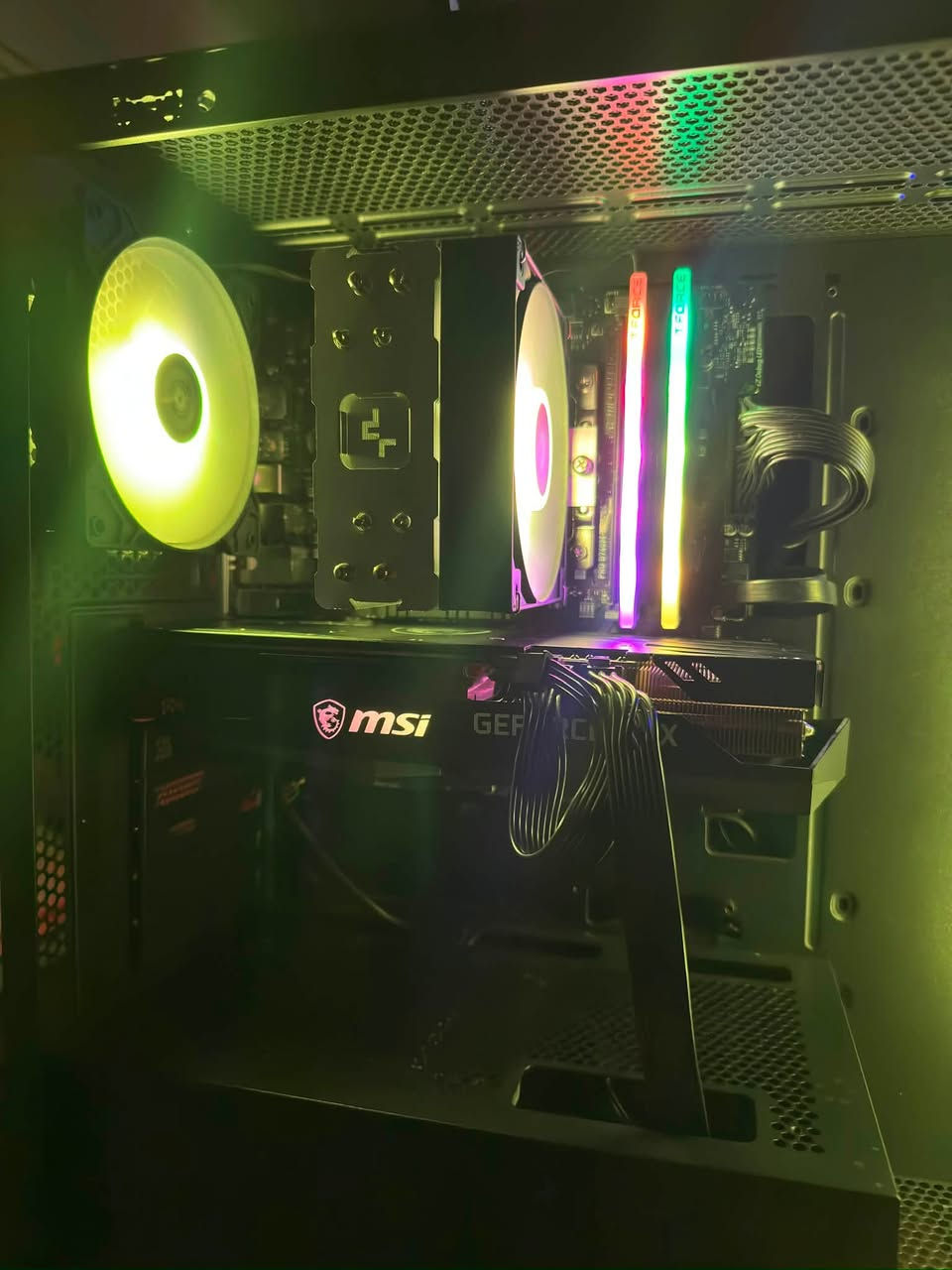 كيس للبيع
المعالج :i5-13400F
كرت الشاشة :RTX 3060TI MSI GAMING X 
الرامات : T FORCE(2x8) 16 g 3600
اللوحة الأم :MSI B760M-P PRO 
الباور : Aerocool 750gold 80
التخزين :  hdd 512g + M.2 512 g
مبرد معالج : Deep Cool AG400
تجميعه نضيفه شرط الفحص كراتينها موجوده تجي تفحص وتاخذ سعر 1200 وبيها مجال بسيط للطيبين ***********
