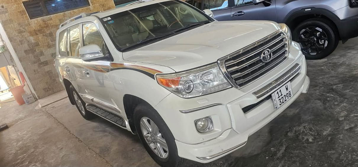 السلام عليكم للبيع لاندكروزGxr v6 سيارة جاهزة اي نقص مابيها كفالة عامة
السيارة مكفولة ماشية 185 الف كيلو تخم تاير جديد صدر جديد رقم بغداد السعر 380 ورقة وبيها مجال 
***********
