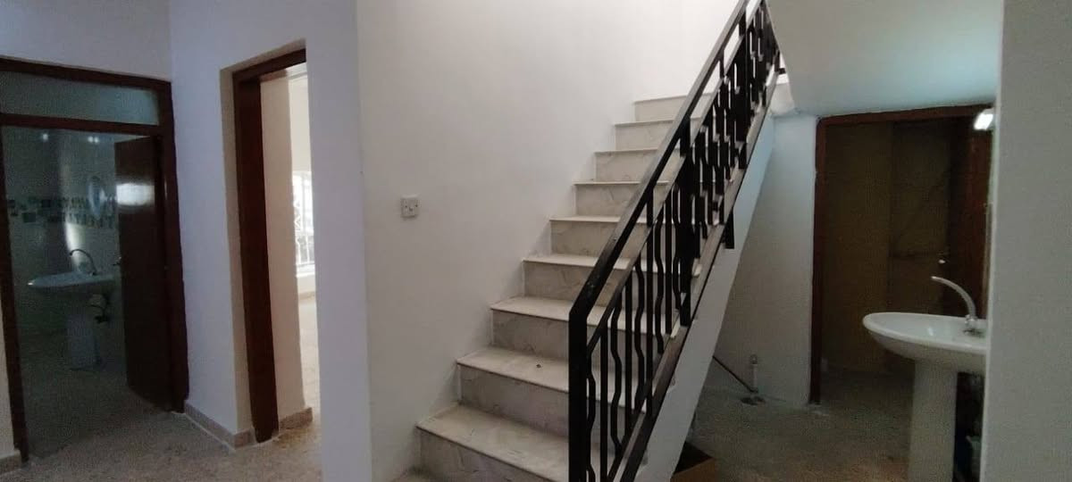 للبيع بيت بعانه حي العبور قرب جامع الصالحين مساحة الارض 312 متر مربع وركن والشارع مفتوح من الطرفين عرضه 15 متر يحتوي غرفتين نوم وخطار ومطبخ وهول واي سؤال على الخاص ..او الاتصال بالرقم
 *********** ...
