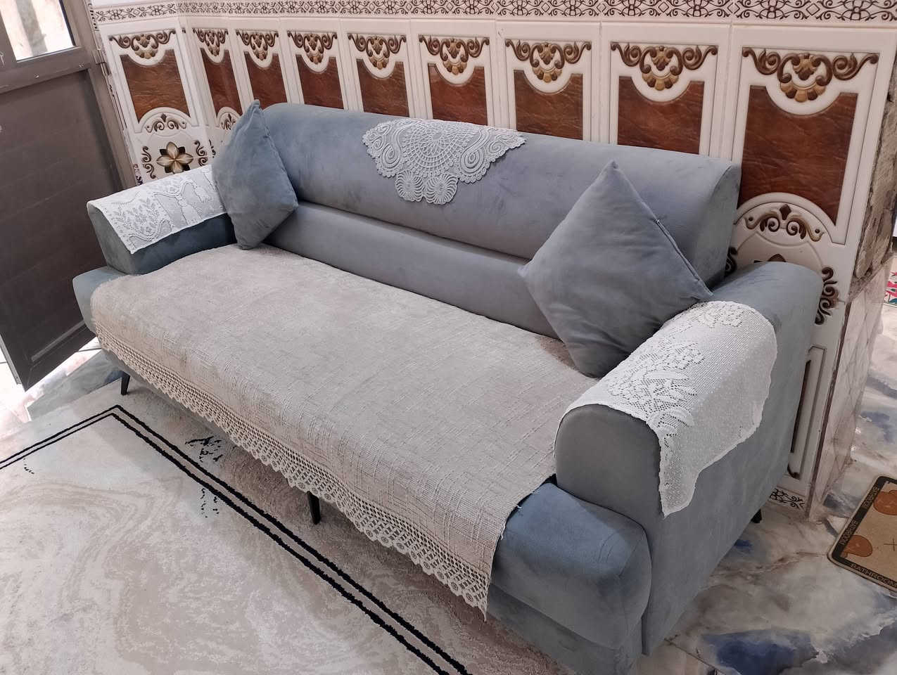١٠مقعد • نضيف • خشب قوي