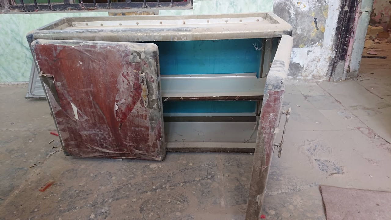 السلام عليكم 
غراض للبيع 
باب pvc جديد مامشدود قياس 80×190
شاشة عاطلة
كاونتر قطعتين متر بمتر ونص
مظلة شمسية مال بسطية حجم كبير 
سنكي المنيوم جناحين 
المكان الديوانية للاتصال ‏‪***********‬‏
