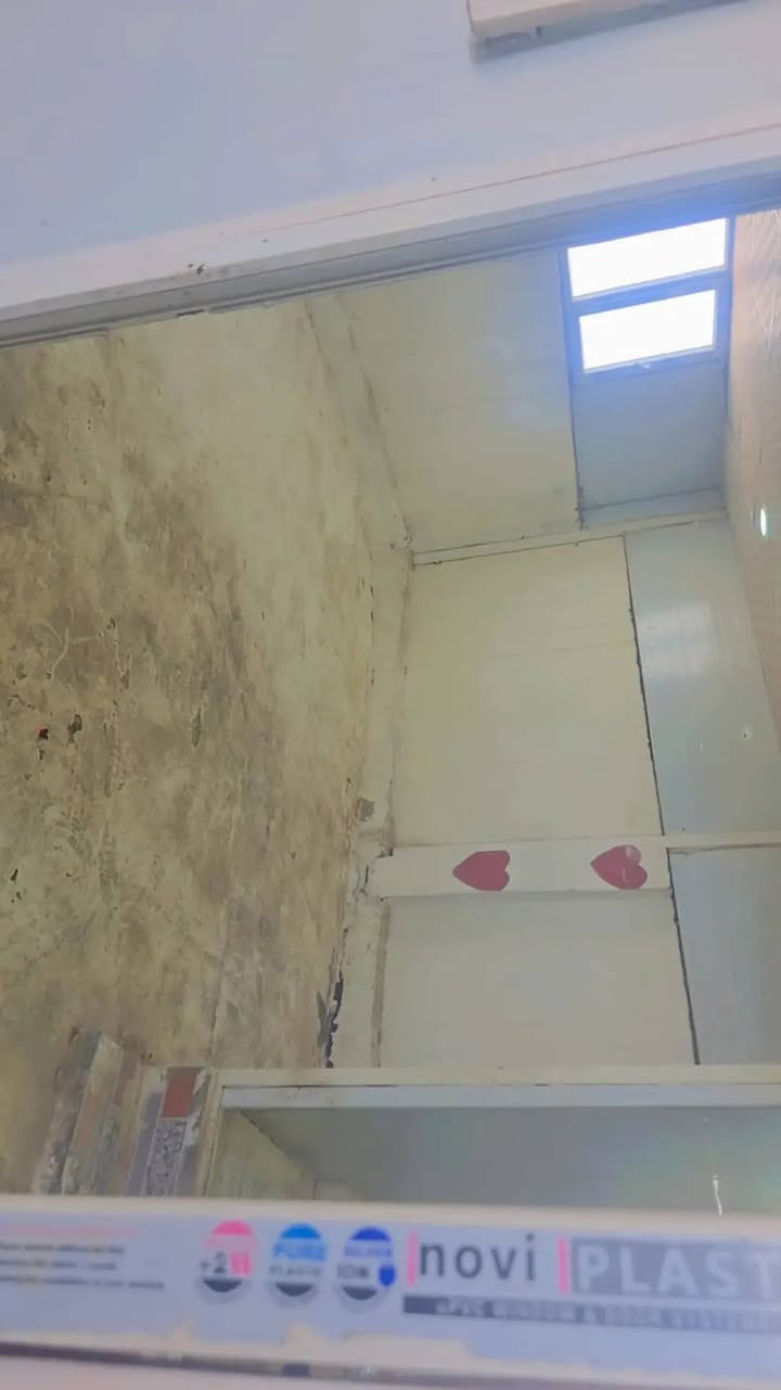 للإيجار طابق ثاني حي ابو طالب شارع الجنه  مساحتها ١٥٠متر صب مسلح
ارضيه بورسلين  تحتوي على غرفه ٥×٦ واستقبال ٧×٥ وتخاريج وحمامين  وساحه اماميه ٨٠ متر وسخان و تانكي وماطور وخط مولده واناره سقوف كامله  
اثاث بيها ثلاجه وسبلت طنين وكنتور وجربايه ام نفر وشاشه 

ايجارها ٣٠٠ الف قفل شامل مي وكهرباء 

للاستفسار اكثر ***********
