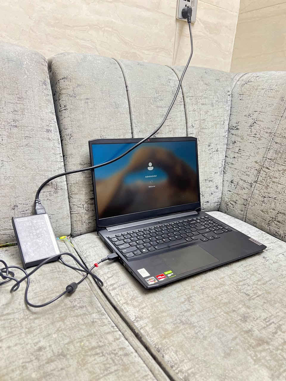 سلام عليكم ورحمة الله وبركاته 
لاتوب نوع Lenovo شركةة حلوه ومعروفه 
جديد اي خلل مابي ايد وحده ونضيف كلش ينفع طلاب السادس والثالث 
كلش حلو صوته وشاشته مثل ماموضع اي خلل مابي 
اخذتها ب600 الف  مستعمل شي قليل 
سهل وسريع وكلشي تريده ينزل 
رايده ب300 وبي مجال بصيط 
العنوان بغداد شهداء البياع 
الرقم ***********
