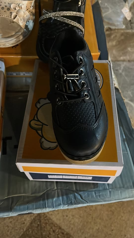 متوفر احذيه اطفال نوعيه متمازه خياط داخل خارج  وسعر مناسب  العطقه تطلع ب 3500 جدا الكميه 10 كارتون    للتواصل ***********
