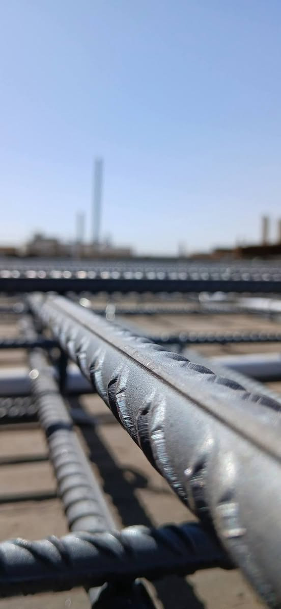 عروض مكتب العبيدي للبناء للمقاولات العامه
بناء 👷‍♂️ 🚧 🏘- هدم الدور والمباني 
سعر المتر تسليم مفتاح 🔑 ب(400)ألف للمتر 
سعر هيكل 🏗️ درجة اولى  (200)الف للمتر
سعر المتر بناء بلوك ب 350 الف 
                                    (العمل نقد و ب التقسيط و بأنسبا لاسعار وأجود الموادالمستعمله في البناء)
هيكل طابوق اصفر ذرعة سقف 
-------------------------------
المواصفات و طرق العمل 
1- تهيئة الارض ورفع الانقاض + فرش جلمود و سبيس نوع النباعي مع الحدل الممتاز
واذا كان بيت قديم يتم ✔️ تفليش الدار و  رفع الأنقاض وتنظيف الارض ووتجهيزها للبناء 
2-استخدام المبيدات ضد حشرة (الارضة) + فرش طبقة من النايلون الزراعي السميك.
3-عمل المجاري من نوع الامل الشريف المصري 
4-اساس نوع رفت بارتفاع 40 سم مسلح بواقع شبكتين بحديد ff العراقي او سابك السعودي او ماس او van او med مع عمل جسور بقطر 16 ملم تحت جميع الجدران 
5- كونكريت مركزي c35 من شركات معتمدة محلياً و خاضع للفحص اوصب موقعي 
6- عمل بادلو (بتلو) بارتفاع  10 سم او 15و البناء بالطابوق الاصفر من معامل النهروان الخاضع للفحص و قليل الاملاح 
7- ارتفاع البناء لكل طابق 350 سم . 
8- عمل سقف كونكريت بسمك 20 سم مسلح شبكتين بحديد قطر 12 ملم مع عمل جسور ( رباطات) على جميع الجدران و بارتفاع (30) سم .. يصير مجموع الارتفاع 340 - 350 سم
9-بناء بيتونة بارتفاع 3 متر مع اضافة مردات ماء 
10- تنظيف الموقع و رفع الأنقاض 

***********

***********

