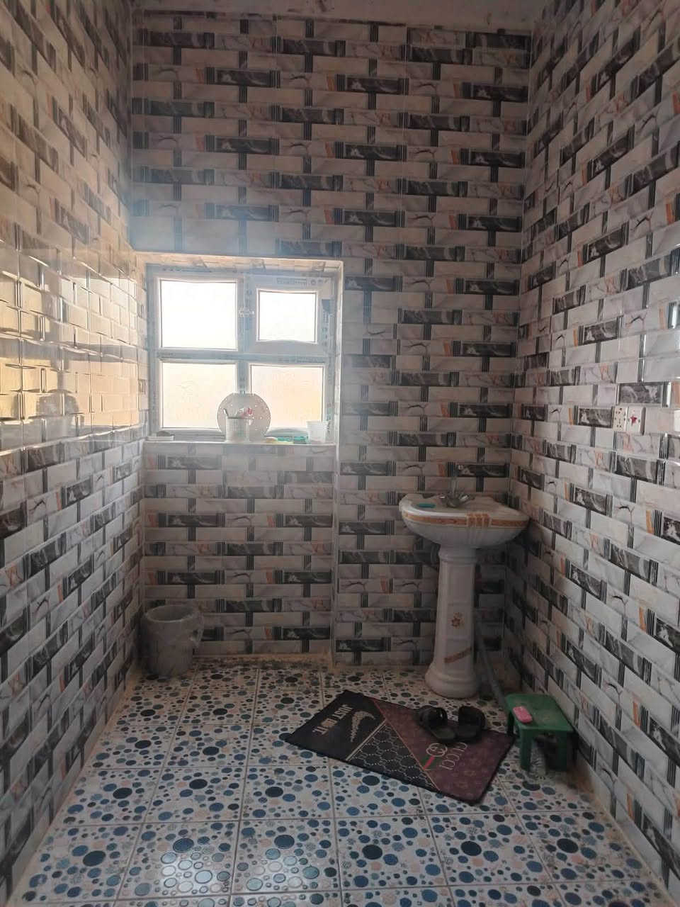 🏡 بيت للبيع في حديثة — مساحة واسعة وموقع مميز (65 مليون)
تعلن الميسرة للوساطة العقارية عن عرض عقاري فريد بمساحة واسعة وموقع هادئ يناسب السكن والاستثمار أو للراغبين في المساحات المفتوحة والحدائق.
 الموقع: الأنبار - حديثة (قرب الحجر الصحي).
 المساحة: 1,200 متر مربع.
 السعر: 65 مليون دينار عراقي (قابل للتفاوض البسيط).
 الوضع القانوني: ماشية إجراءات التسجيل والطابو بشكل رسمي.
 المحيط: منطقة هادئة جداً، جيران طيبون، وقريب جداً من شارع سايدين رئيسي.
📋 المواصفات والتفاصيل:
 البناء الداخلي:
 غرفتين نوم + صالة.
 مطبخ حار وبارد.
 ديوان وهول (غير مكتمل أعمال التشطيب: بياض، سيراميك، وأبواب).
 الملحقات والمساحة الخارجية:
 خان خاص ومجهز لتربية الحيوانات والدجاج.
 تحتوي الأرض على أشجار مثمرة ونخيل.
📸 باقي التفاصيل موثقة بالكامل بالصور المرفقة.
📞 للإستفسار والتواصل:
يرجى الاتصال على الرقم التالي: ***********
أو المراسلة عبر رسائل الصفحة مباشرة.
