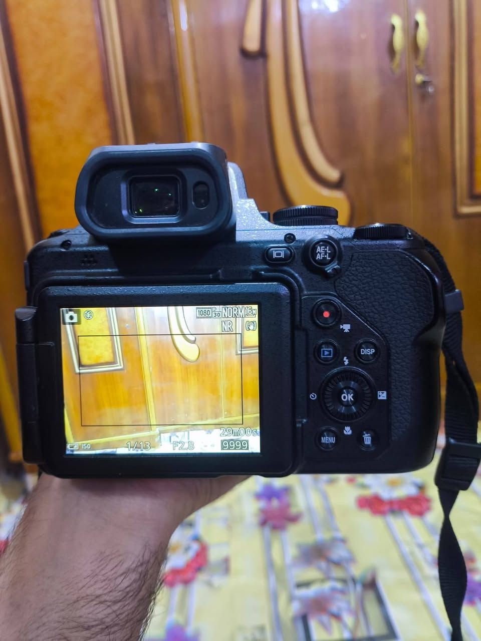 ي Nikon COOLPIX P1000دقة التصوير: 16 ميغابكسل.
زوم بصري: 125x (من 24mm إلى 3000mm مكافئ).
زوم رقمي: حتى 4x إضافي.
فتحة العدسة: f/2.8 – f/8.
مستشعر: CMOS قياس 1/2.3 إنش.
تصوير فيديو: 4K UHD.
شاشة متحركة قياس 3.2 إنش.
معين منظر إلكتروني OLED.
مثبت اهتزاز بصري (VR).
يدعم تصوير RAW.
يدعم Wi-Fi وBluetooth عبر SnapBridge.

مكلف بنشر   رقم صاحب الكامره

***********
