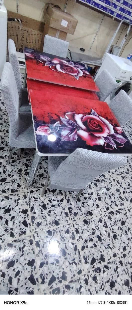 ميز طعام مع ٦ كراسي السعر ٧٥ الف العنوان خانقين بانميل ***********
