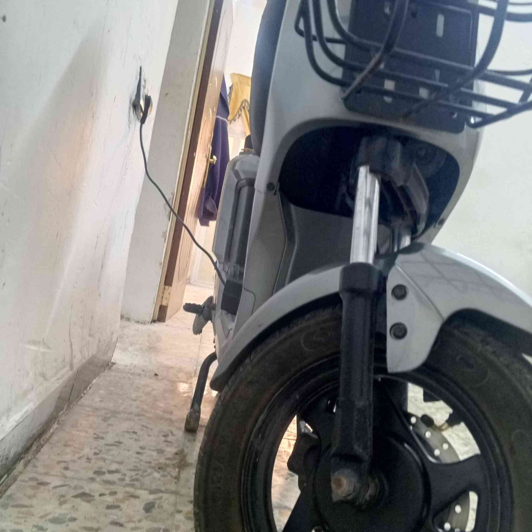 سلام عليكم عندي هذا البايسكل شحن r9 الحديث باب الاول أخذته 500 أريده 450 جديد يلمع غراضه كلها ويا مكاني كربلاء مستشفى العباس الاهلي ***********
