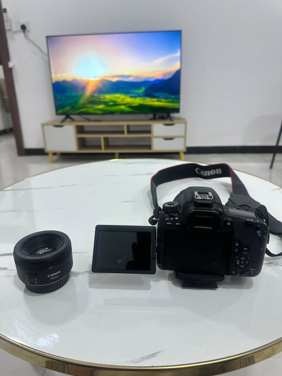 كانون 77Dشرط فول نظافه 
شاشه فلاب لمس 
Wifi واي فاي +بلوتوث
عدسة135mm اوتو ستبلايزر 
دبل بطارية 
للاستفسار *********** 
بغداد حيً الجهاد
