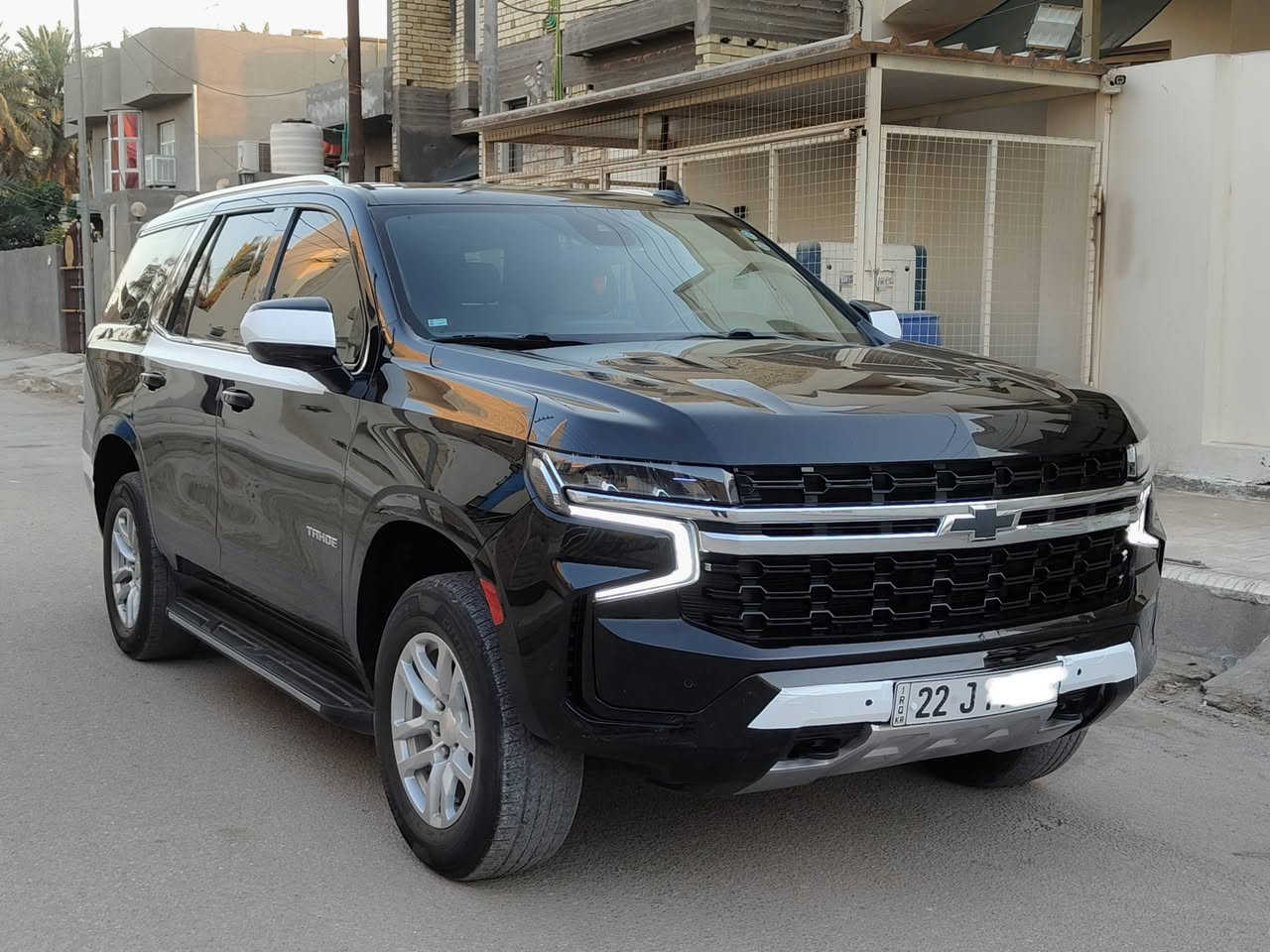 السلام عليكم تاهو  2023  خليجي مضلل بالسنوية فئة LS وكاله المنصور  علامة سوداء مكفولة كفالة حتى الدعاميات 
اصبعين PDR فقط بلجاملغ الخلفي كفاله من الفتح
رقم شمالي اربيل انكليزي محرك 8 سلندر 5300
ماشيه 112 ولا گلوب مشتغل بلدشبول 
المواصفات 
 • بصمة تشغيل وأبواب تشغيل عند بعد
 •مقعد السائق قابل للتعديل كهربائيًا بـ8 وضعيات.
• مقعد الراكب الأمامي قابل للتعديل 
• صف ثاني قابل للطي بنسبة 60/40.
• صف ثالث قابل للطي بالكامل لتوسيع مساحة التخزين الخلفية
• نظام دخول ذكي بدون مفتاح (Keyless Entry)
• إضاءة داخلية LED
• دعم Apple CarPlay وAndroid Auto (لاسلكي)
• كاميرا رؤية خلفية عالية الدقة
•اوتو هولد
•كشنات كهرباء
•رادرات اماميه وخلفية وجانبية
• تنبيه الاصطدام الأمامي.
• فرملة طوارئ تلقائية.
• نظام الحفاظ على المسار.
• مساعد التوجيه.
• إنذار المشاة الأمامي.
• مساعد الإضاءة العالية التلقائي.
• كاميرا خلفية.
• حساسات ركن خلفية.
• نظام StabiliTrak للتحكم الإلكتروني بالثبات
السياره جديده جدا بمعنى الكلمه على وضع الشركه 
مابيها اي نقص السعر 410
للاستفسار ‏***********
