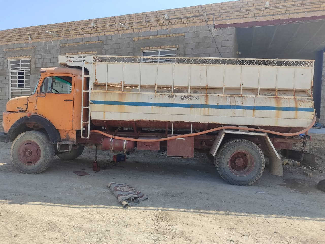 دنكر حصنية موديل 67
الشاصي بي كسر.
مكينة وكير واكسل نضيفات خير من الله. لاتبخير ولاتنقيص 
رقم انكليزي نجف.  ب اسمي. ومكان السيارة السماوة.
مكلف بنشر 
صاحب السيارة ***********
