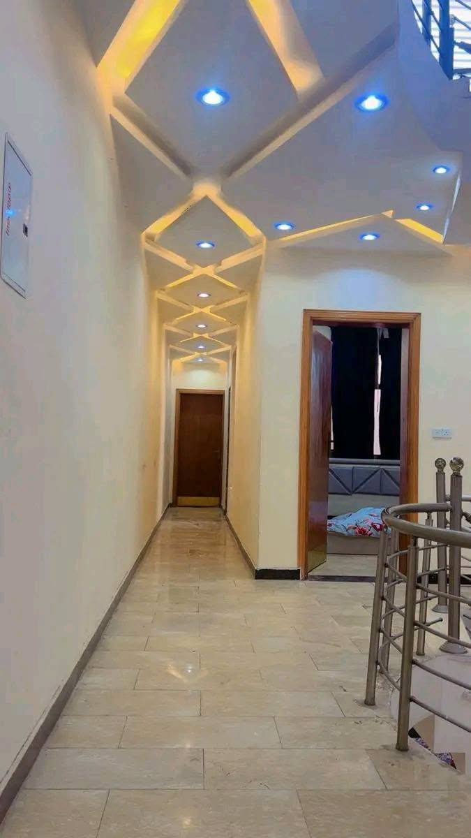 السلام عليكم الدار معروض للبيع مساحه ١٦٥ متر جبهه خمسه ونص ونزال ٣٠ البيت فول الفول درجه اولى يحتوي على اربع غرف نوم ومطبخ حار بارد وستقبال اربعه في ثمانيه البيت حديث بناء اربعه وعشرين الموقع البنوك شارع الميثاق   وباسمي شخصيا اني صاحب الدار المباشر***********
