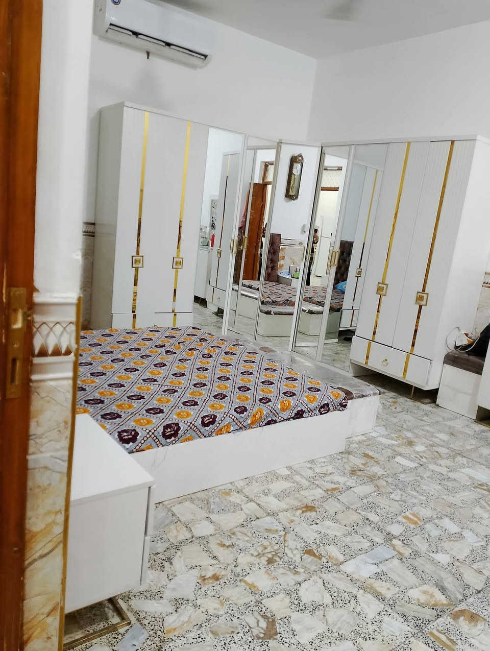 بيت للبيع الكاظمية الثانية الطي بدايه نزال عباس الكهربائي بشارع ١٢ ثالث فرع عاليسره  مساحته ١١٤م واجهة ٧ ونص مدخلين مطبخ وحولي وصالة ضيوف وغرفه نوم وصحيات ثنين خارجيه وداخليه والطابق الثاني غرفه نوم كبيره وغرفه مخزن صغير ماء أسأله كهرباء وطني وسحب الأتصال عالرقم ***********
