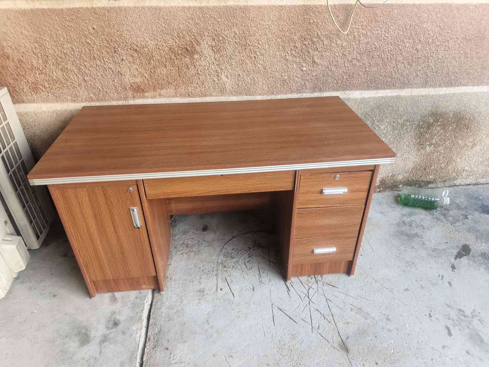 السلام عليك عندي رفوف + سفينه+ كراسي+ ميزه صاج+ عارضة شامبو + عارضة اندومي+ + سبلت أبيض مروحية *********** واتساب موجود
