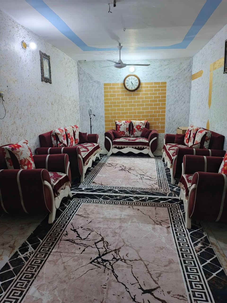 السلام عليكم دار للبيع المدائن الجعاره مقابيل معمل حليب شارع دهش او قحطان المضمد المساحه ٥٠٠ متر واجها ١٠_نزال ٥٠ 
قريب على الشارع العام /يحتوي على استقبال _غرفتين نوم _صاله + صاله درج _مطبخ گراج كبير _حديقه اماميه_ وحديقه خلفيه_ البيت عگاده _بناء قديم_ ماء _كهرباء_شارع تبليط. 
جنس العقار طابو زراعي سند ٢٥ تحويل محكمه. 
للأستفسار خاص. او اتصال ***********
