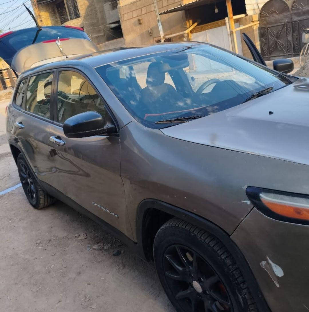 جيب+شيروكي+بزون+موديل+2016+رقم+بغداد+انكليزي+باسمي++هزة++
+امريكي+حادث+جامرلغ+امامي+وبنيد+بدون+دواخل
السعر 92 بغداد, العراق

نص مكتوب في الصور:
- ابني غيث
- ١٨ أيلول، ٢٣:١٥