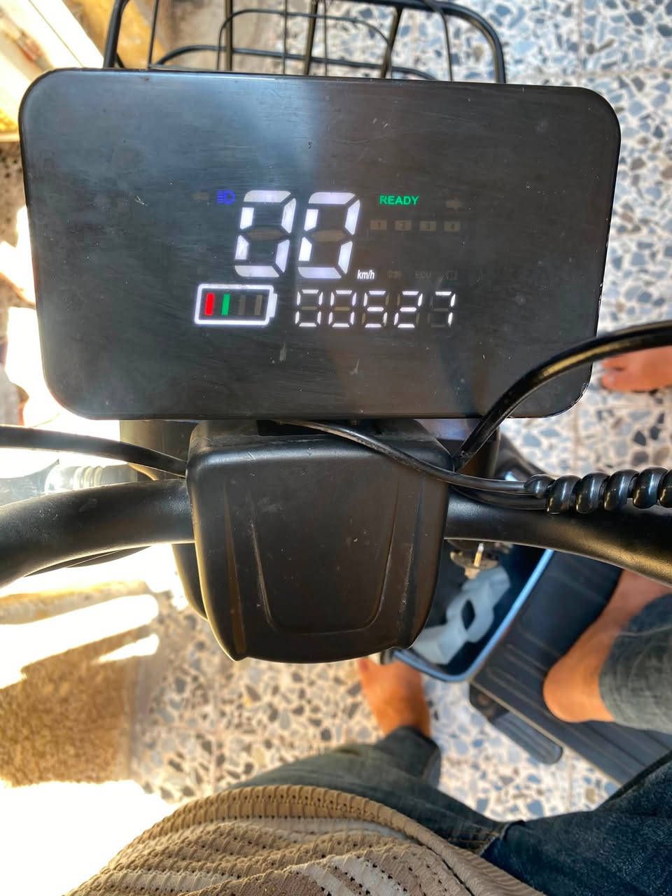 دراجه شحن ليثيوم 
مو بطاريه ليثيوم جديده امانة الله ورسوله كلشي ما مبدل بيها 
ما بيها اي نقص  شغل واطلع ما توكف ابد والله 
رقم الهاتف:*********** 
بغداد الكمالية
