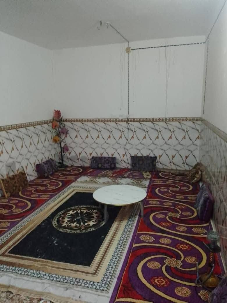 بيت زراعي للبيع المساحة 200 متر بناء بلوك والسكف اعكاده بيت مرتب صاله وغرفتين واستقبال وطارمه كبيره منطقة ال زبون  الخدمات ماء مجاري كامله البيت جاهز للسكن اي استفسار اتصل على صاحب البيت ***********
