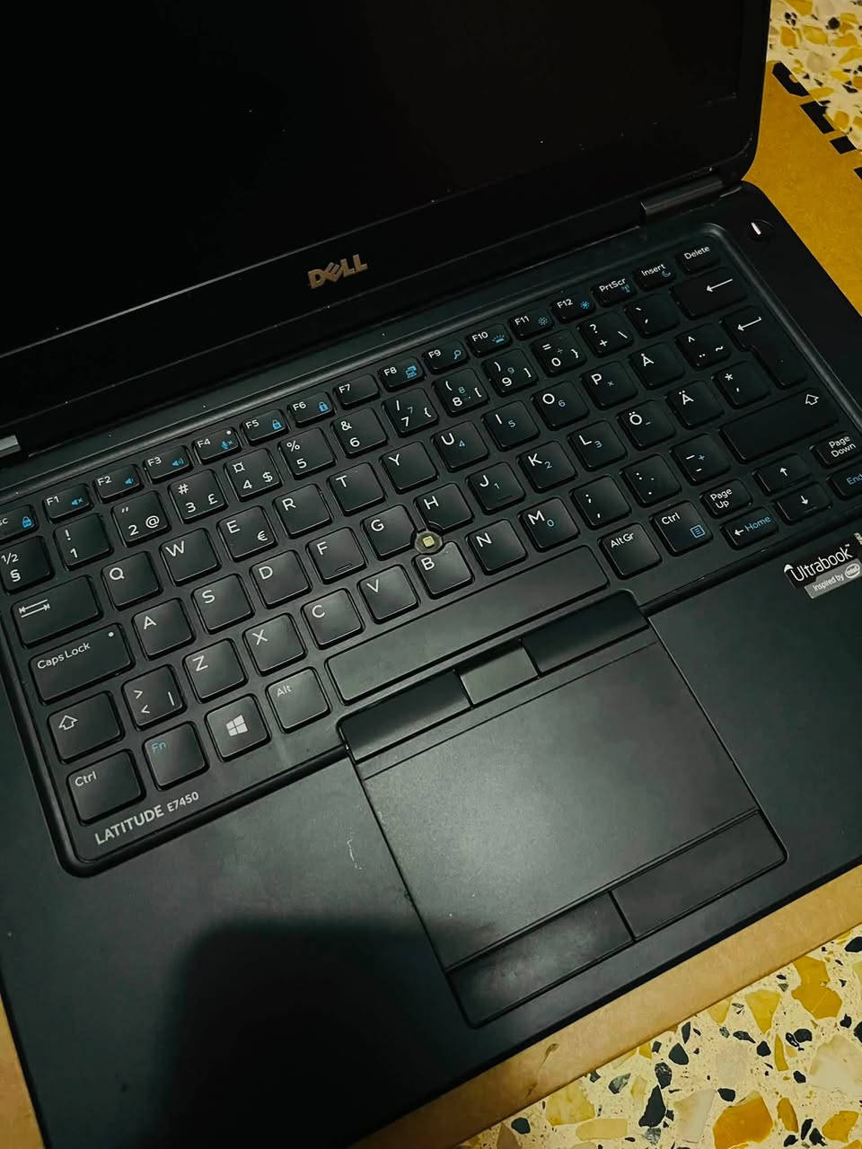 لابتوب Dell Latitude E7450 بحالة جيدة للبيع
للبيع لابتوب عملي وقوي من شركة Dell، فئة رجال الأعمال (Ultrabook)، الجهاز بحالة ممتازة ومناسب جداً للأعمال المكتبية، الدراسة، وتصفح الإنترنت.

المواصفات التقنية:

 الموديل: Dell Latitude E7450

 المعالج: Intel Core i7-5600U (بسرعة 2.60GHz)

 الرام: 16GB RAM (أداء سريع وممتاز لتعدد المهام)

 كرت الشاشة: يحتوي على كرتين:

 Intel HD Graphics 5500

 NVIDIA GeForce 840M (يساعد في المهام الرسومية الخفيفة)

 نظام التشغيل: Windows 10 Pro أصلي (64-bit)

 تصميم أنيق ونحيف (Ultrabook) سهل الحمل.

 لوحة مفاتيح مريحة جداً في الكتابة.

 منافذ متعددة (USB 3.0، HDMI، منفذ إيثرنت، منفذ صوت).

 الجهاز جاهز للعمل ولا يعاني من أي مشاكل تقنية (كما موضح في فحص DirectX).

 السعر المطلوب: [350.000] وبي مجال 

 للتواصل والاستفسار، يرجى مراسلتي على الخاص أو الاتصال على الرقم: [‭***********‬]

 الموقع: بغداد

يشغل العاب بكل سهوله 

ويشغل برامج ادوبي كلهن لحد اصدار 2024 

يحتاجلها فقط بطاريه 

ووياها شاحنه فقط

