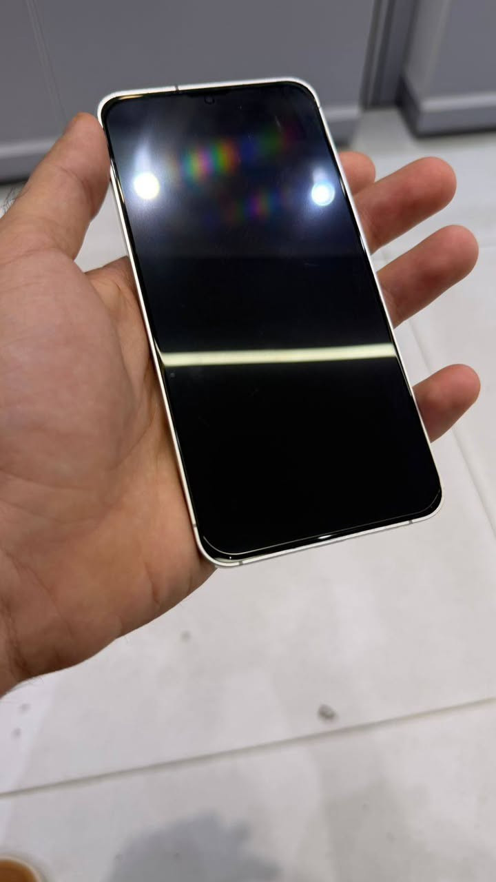 السلام عليكم 
Galaxy S24
كلكسي اس 24 الصغير 
شرق اوسط ضمان عين الفهد ملحقاتة كلها موجودة  خطين ذاكرة 128 مكفول من كلشي ماداخل تصليح ولا بي أي مشكلة فقط كسر بلضهر موضح بلصورة 
مكاني سماوة 
سعرة 450
*********** السماوا, المثنى
