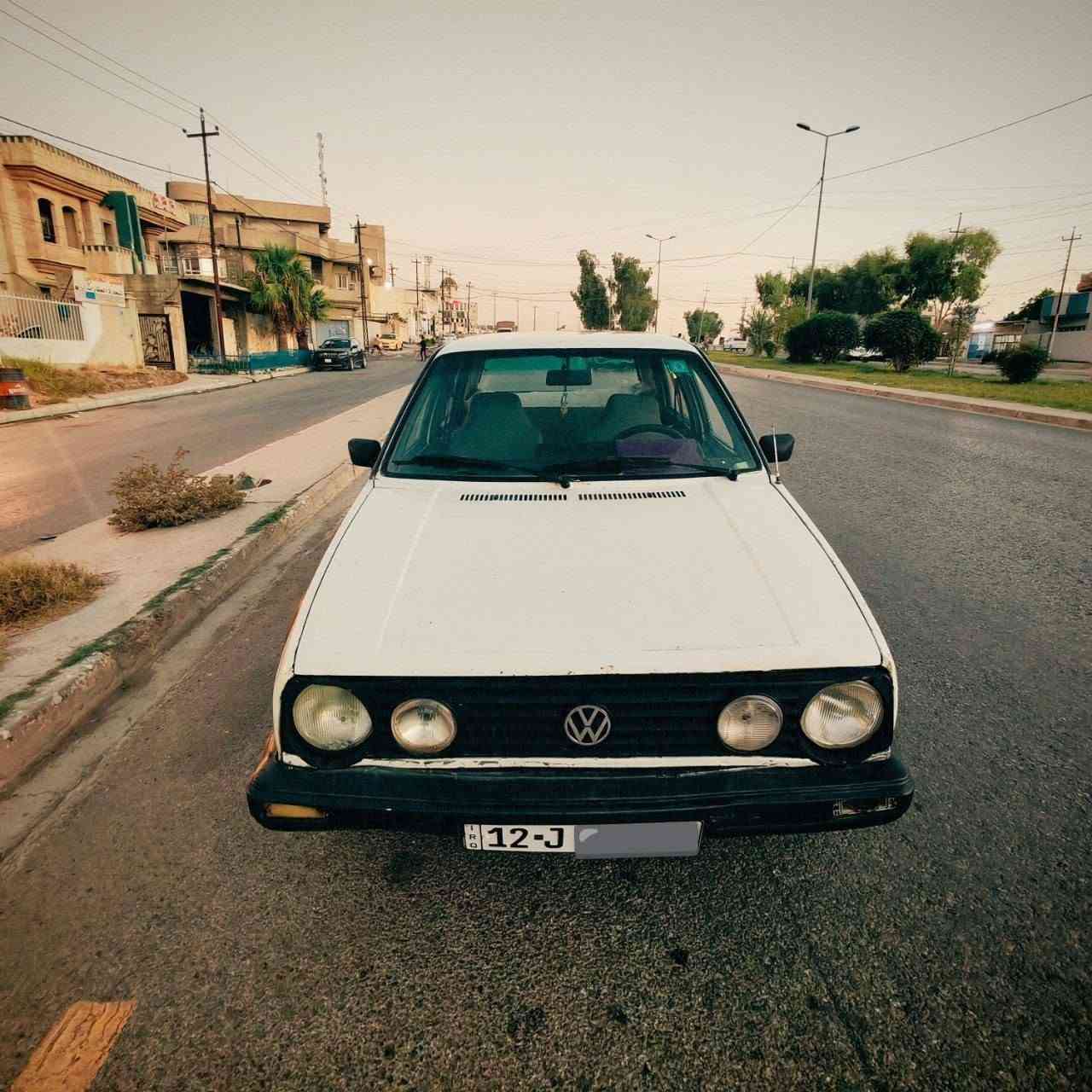 سلام عليكم كولف 1986 للبيع  محرك 08 بي بدايه صرف باتري جديد تواير اجدد كربون بانزين بيه رقم مصطرا جديد السيار جاهز وبسمي عنوان الموصل 17 تموز السعر 22 وبيه مجال ***********   ***********
