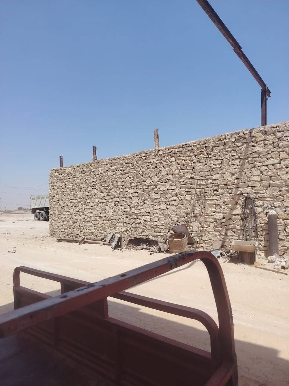 سلام عليكم محل للبيع بناء ٢٠٠ وراء ١٠٠ متر ترك عوزه سقف وباب تريده فارغ تريده هوه وغراظه يصلح لكلش محل جبير وخير من الله مكان نجف شارع العام مظلوم مساحته معه الوجهه ٩٠٠ متر الاستفسار ***********
