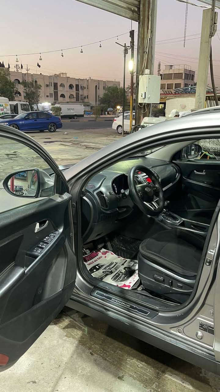 سياره سبورتج موديل ٢٠١٢ السياره بونوراما  السياره بيها قطعتين فقط باب وربع جاملغ انبيع عل سونار مكينتها أربعه سلندر ملاحضه المكينه مجفته السياره شغاله وين متريد اتروح بيها روح بيها ملاحضات اصغيره مكان السياره بغداد السيديه السعر ١٠٨ بيها مجال بسيط السياره رخيصه جدا مقارنه بخواتها الرقم ***********
