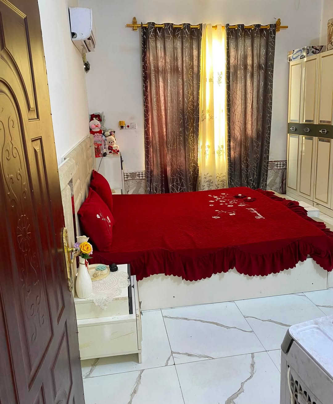 سلام عليكم
بيت للبيع الموقع المعامل الحسينيه شارع المستشفى 
مساحه للبيت ٢٠٠ متر /١٠/٢٠/
غرفتين نوم وصاله عله عرض البيت  
منور معه ترك داير عل بيت كله 
حمام داخلي وخارجي 
!ملاحضه مكلف بل نشر الستفسار التصال عله رقم
***********
