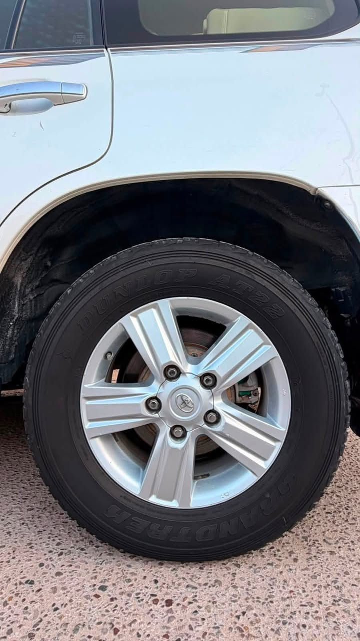 🚙 تويوتا لاندكروزر موديل 2014 — GXR بريم فول مواصفات
السيارة جديده و نظيفه بحالة الوكاله

▪️ المحرك: V6.

📱 *********** (اتصال / واتساب)

▪️محرك و كير وكالة.

المواصفات:
✔️ فتحة سقف
✔️ مقاعد جلد
✔️ شاشة ونظام صوتي
✔️ كاميرا خلفية وحساسات
✔️ دفع رباعي 4WD
✔️ مثبت سرعة + تحكم بالستيرن

سيارة مكفولة عدا صبغ بسيط يم قبق البنزين اقل من شبر.

الموقع: الحلة
💰 السعر: خاص — للاستفسار عالخاص أو اتصال او واتساب
رقم بغداد تحويل ثاني يوم.

📱 *********** (اتصال / واتساب)

