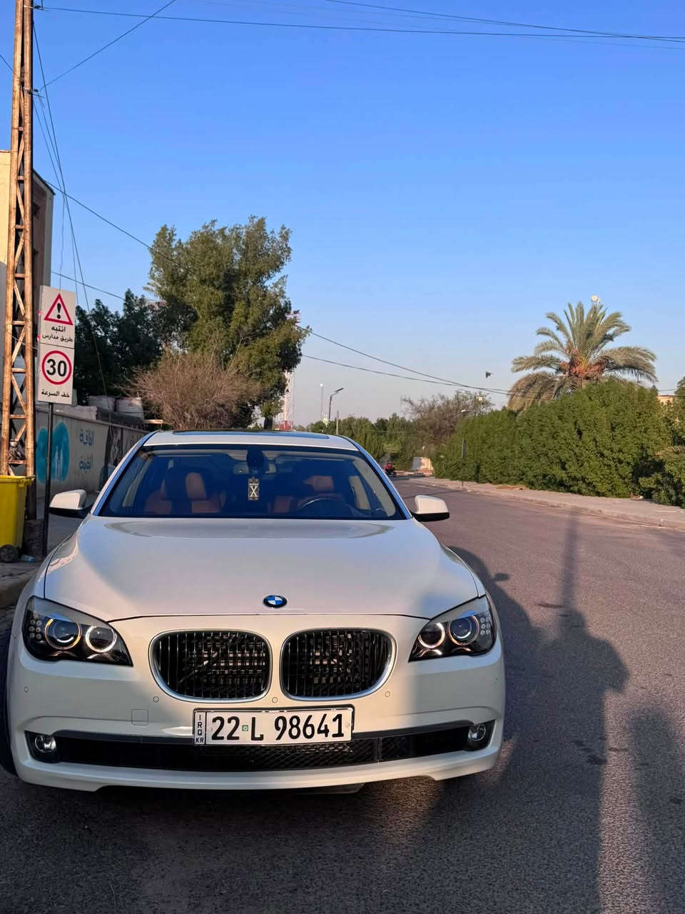 السلام عليكم   
                            BMW F02 2012 750Li ادوات 
لون ابيضّ لؤلؤي ماشية 98 الف كيلو جديدة زيرو ⚪️
أتحدى العراق إذا اكو هيج نضافة بهيج سعر 
مكينة وكير  وكهربائيات كفااالة شرط 
تخم ويل 2014 وتخم تاير  جديد وباتري kgm جديد توني شاد
تبريد ثلج امامي وخلفي 
صدر امامي  توني شادة والخلفي بلادي جديد 
السيارة بالواقع احلى بألف مرة من الكامرة للعلم ما بولشه ابداً
المواصفات من لباچر ما خلص بس لليحب تفاصيل 
1.داخل ماروني   بلادي 📌 نضافة 100%1000
2.كشنات امامي تدفئة و تبريد وميموري ومساج 💆🏻
3.كشنات خلفية متحركة و تبريد تدفئة ومساج وميموري
4.نظام صوت HARMAN KARDON LOGIC7 هارمن كاردون مرعب 
5بلوتوث واوكس  وسيدي تشنجر و DVD حتى كاسيت😂
6. شاشات خلفية بلادية تحكم بالروموت 
7. خمس كامرات 
8.حساسات PDC  شغالة مع كامرة خلفية 
9.مري شفط 
10. بيبان وصندوق شفط 
11.خمس برات 
12. خمس  وضعيات قيادة سبورت بلاس وكومفورت  وايكو بلاس والخ ..
13.فتحة سقف 
14. نضام زنون عالي ناصي ب250 دولار لان البلادي مو قوي 
وبعد كلش هواي تفاصيل بس ذكرت المهمات 
🔴نقوصاته حشاكم چوبلس خلفي السكن  من تضل واكفة  تلاثة اربعتيام ينزل بس  اطبك يوم يومين ما ينزل ABS بيه مشكلة مشغل العلامات بالدشبول كلهن بس انته تاخذه صافية 100‎%‎100 وبيه چبنة التوربات مال گير تذب دهن غير تعاتبني وللعلم غير الABS لأن ظاهر عادي اغلس بس انا اريد اطي الصافي ليش تخابرني ها وها هاذ البيه تريد انا اكمله تريد انته مو مشكلة 
أعيد واكرر ادوات السيارة بالكارتون 
السعر 120 وبيه مجال للطيبين 
عنوانه بصرة معقل 
هـ *********** اتصل وتشلع عيني
