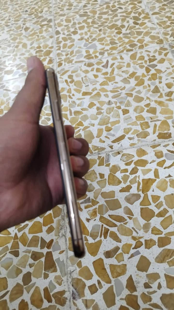 ايفون ١١برو ماكس
مبدل شاشة فقط 
ذاكرة ٢٥٦
البطاريه ٧١
فيس ايدي شغال 
سعر ٣٠٠وبي مجال 
***********
