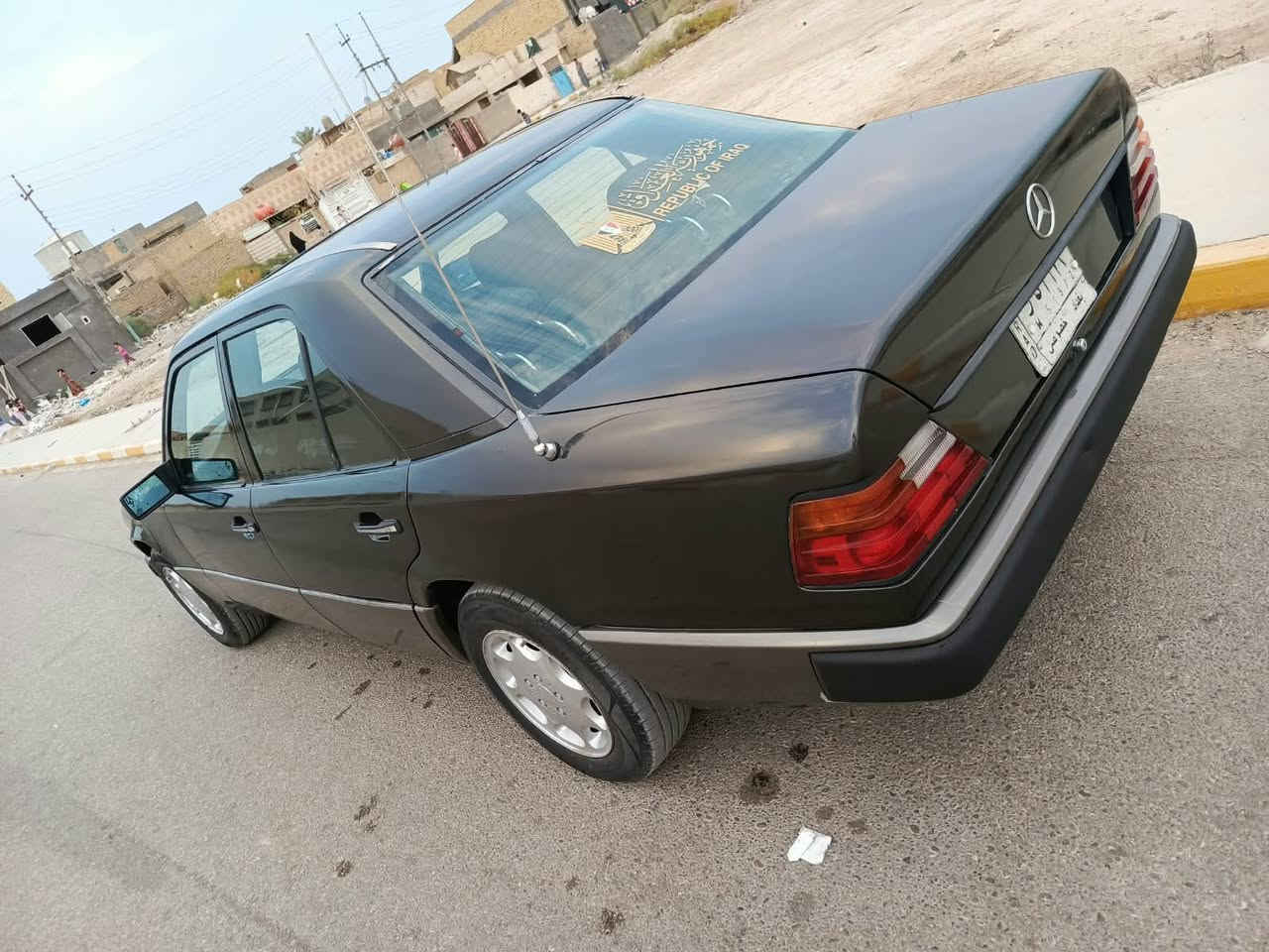 السلام عليكم مارسدس دب للبيع موديل 1988
رقم بغداد مشروع وطني سنويه 2028 
مكينه وكير بطه جديدة 3000 vvti 
حدادية أمامي وخلفي جديدة 
مصبوغه عام جمالية بدون حادث 
قواعد دبل والبرانكيت عالبلاد 
تبريد شغال وي السويج 
تخم تاير جديد 
كهربائيات كله شغاله 
سنتر لوك ريمونت 
اسلايت شغال 
لايت زنون 
تحويل مباشر 
السعر   54  بيه مجال للشراي 
***********
***********
