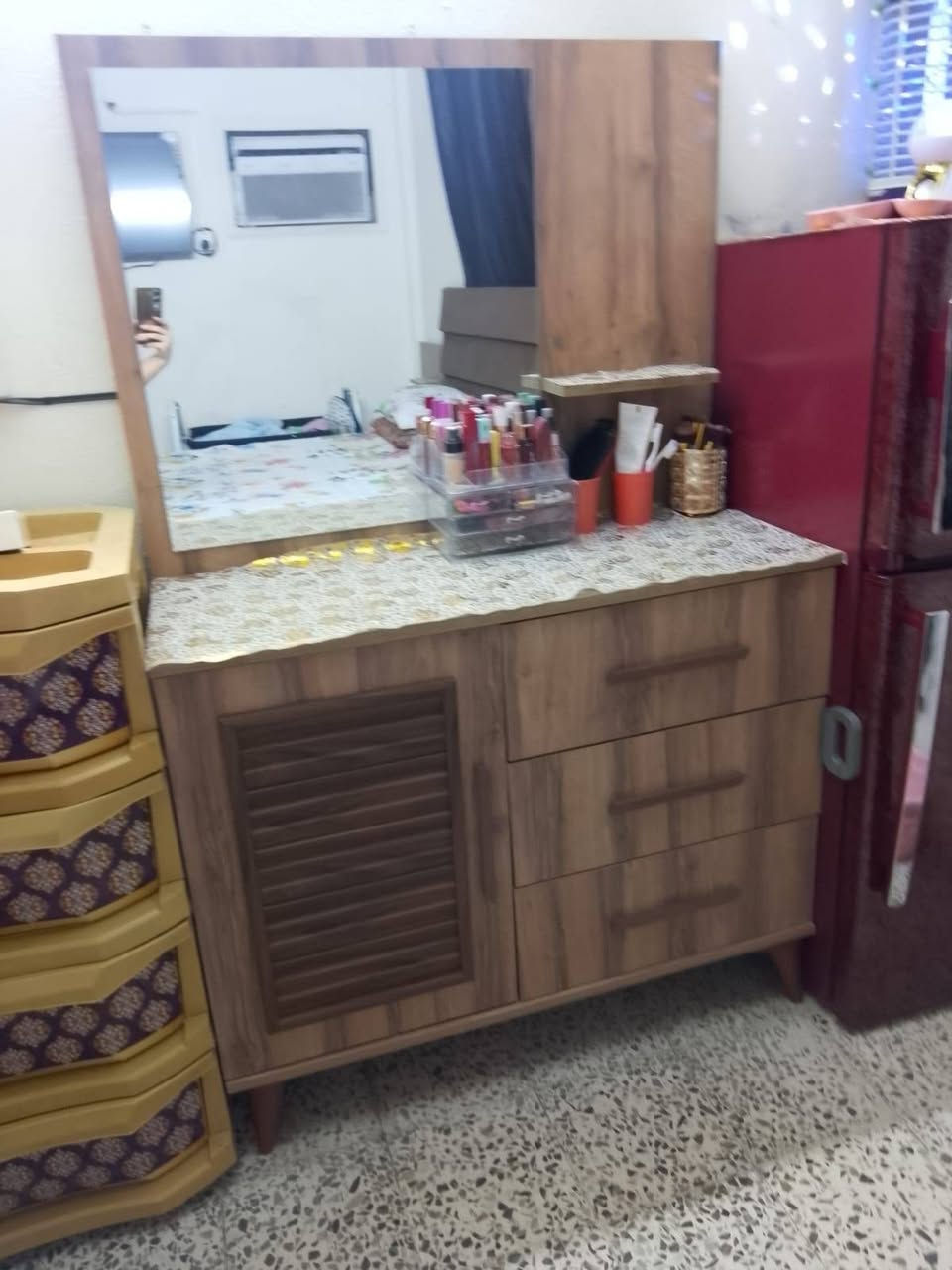 السلام عليكم
غرفة نوم تركيا نظيفة حيل 
السعر ٥٥٠ وبيها مجال 
العنوان بغداد زيونه
الهاتف ***********
