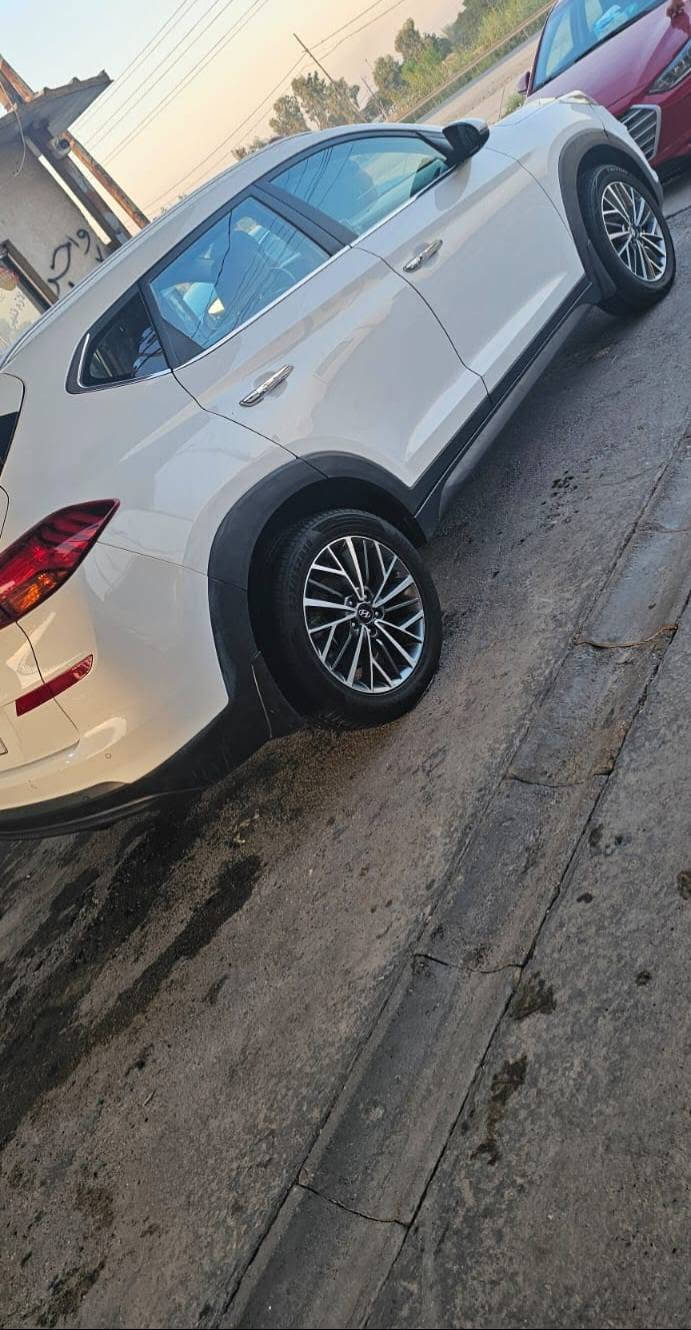 هيونداي توسان موديل 2020 خليجي للبيع 🚘
السلام عليكم  🌹

🔹 موديل 2020 خليجي
🔹 رقم بابل جديد 
🔹 سيارة بيه رشات صبغ 
🔹 ماشية 130 ألف حقيقي
🔹 السيارة جديدة جداً ونظيفة
🔹 السعر: 155 وبيها مجال 

📍 المكان: كربلاء  –
📞 للاستفسار ***********🌹***********
