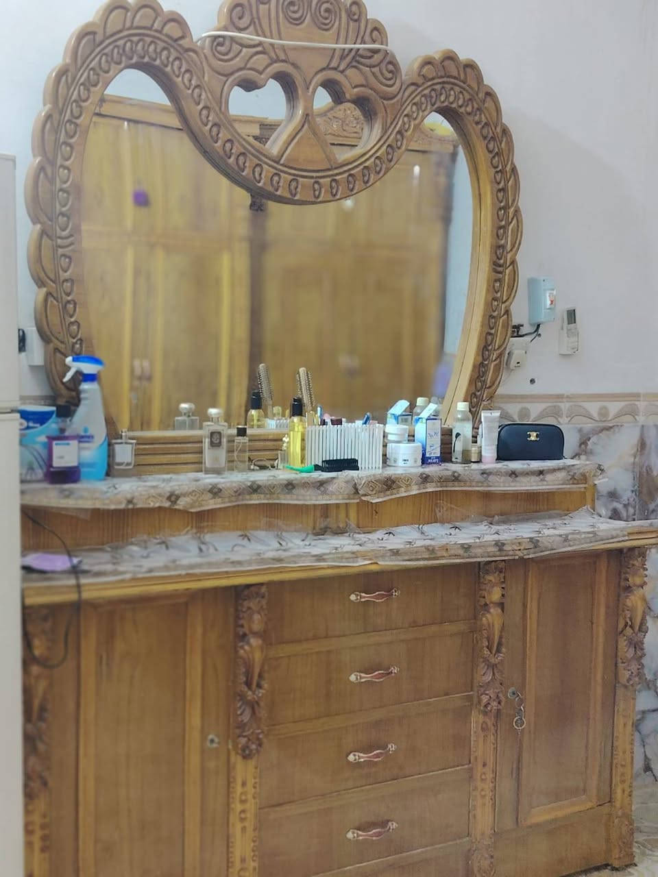 غرفه تسكام للبيع استخدام قليل سنة 2025سكمتها
سبب البيع تحولت الى بيت جديد زغير سكمتها بمليونين وربع شغل نجاري الشطرة للاستفسار على الرقم *********** بيه واتساب 
سعر البيع مليون ونص
