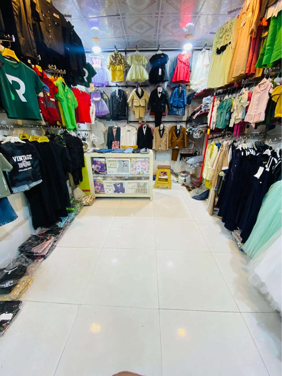 السلام عليكم
محل للبيع ملابس اطفال وتجهيز حديث الولاده كامل مكمل تجي وتشتغل عنوانه العماره سوق حي المعلمين القديم شارع المرور سبب البيع الانتقال لغير محافظه وعدم التفرغ 
للاستفسار اكثر رقم الهاتف *********** متواجد على الوتساب فقط عمارة, ميسان
