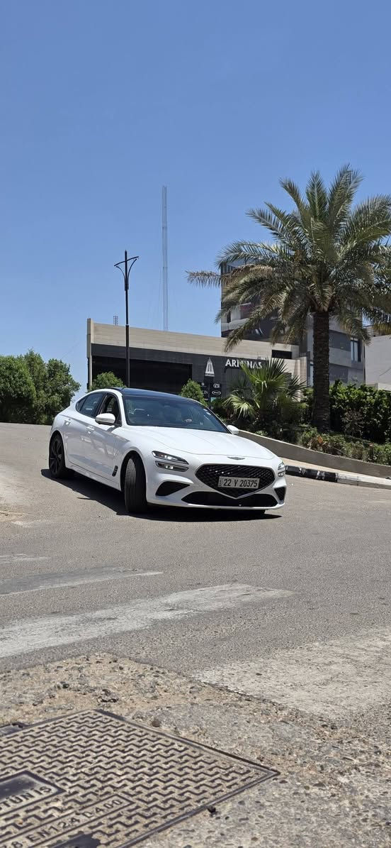🏁 للبيع: جينيسيس G70 - فئة Sport Prestige (فل كامل) 2023
سيارة تجمع بين الفخامة المطلقة والأداء الرياضي الجبّار، تتميز فئة سبورت برستيج بأعلى المواصفات التقنية والجمالية من شركة جينيسيس.
⚙️ المواصفات الفنية والأداء:
 * المحرك: 3.3L V6 Twin-Turbo (توين تيربو) يولد قوة 365 حصان.
 * ناقل الحركة: أوتوماتيك 8 سرعات مع تبديل من المقود (Paddle Shifters).
 * نظام الدفع: (خلفي RWD).
 * المكابح: نظام Brembo عالي الأداء بصبغات حمراء رياضية.
 * نظام التعليق: تعليق إلكتروني متكيف لتوفير راحة قصوى أو ثبات رياضي.
🛋️ المقصورة والرفاهية:
 * المقاعد الجلدية (Nappa Leather): مقاعد من جلد النابا الطبيعي مع تطريز "الماس" (Quilted) الفاخر، الذي يعطي مظهراً كلاسيكياً ورياضياً في آن واحد.
 * بطانة السقف (Suede Headliner): سقف السيارة الداخلي والجوانب مغطاة بجلد "السويد" (الشمواه) الناعم، مما يمنح إحساساً بالفخامة العالية.
 * التدفئة والتبريد: مقاعد أمامية مزودة بخاصية التبريد (Ventilation) والتدفئة، مع نظام تدفئة للمقود أيضاً.
 * نظام الذاكرة الذكي (IMS): حفظ وضعيات الجلوس للسائق، مع تعديل كهربائي للمقعد في 16 اتجاه لضمان الراحة التامة.
 * لوحة العدادات الرقمية (3D Cluster): شاشة عدادات مقاس 12.3 بوصة تعرض المعلومات بتقنية ثلاثية الأبعاد فريدة تتغير حسب وضعية القيادة (Sport, Eco, Comfort).
 * الديكورات الداخلية: لمسات من الألومنيوم الحقيقي (Spin-brushed Aluminum) على الكونسول الوسطي والأبواب لتعزيز الطابع الرياضي.
 * العزل الصوتي: زجاج أمامي وجانبي مزدوج (Acoustic Laminated Glass) لتوفير هدوء تام داخل المقصورة وعزل الضوضاء الخارجية والرياح.
 * نظام تكييف ذكي: تكييف أوتوماتيكي مزدوج المناطق مع مستشعر لنسبة ثاني أكسيد الكربون لضمان نقاء الهواء داخل السيارة.
 * النظام الصوتي: Lexicon Premium بـ 15 سماعة لتجربة صوتية محيطية.
 * الشاشات: شاشة ملاحة مقاس 10.25 بوصة مع لوحة عدادات رقمية ثلاثية الأبعاد (3D Cluster).
 * التقنيات: ، وشحن لاسلكي للهاتف.
 * السقف: فتحة سقف واسعة.
🛡️ الأمان والأنظمة المساعدة:
 * نظام الرؤية المحيطية (كاميرات 360 درجة).
 * رادار تحديد المسار، ونظام منع التصادم الأمامي، ونقاط عمياء تظهر في العدادات.
 * نظام تثبيت السرعة الذكي (Smart Cruise Control).
📋 تفاصيل السيارة الحالية:
 * اللون الخارجي: [ أبيض]
 * اللون الداخلي: [بيجي]
 * الممشى: [ا38000K/M]
 * حالة الضرر: [ضرر السيارة الاساسي دبلات السيارة الصدر + الويل +جاملغ امامي جهة السائق]
تم تصليح الصدر وتبديل تخم ويل بلادي قياس 19 تو سايز+تخم تايرات جديد نوع اطلس 
النواقص (كامرة امامية + رادار امامي)
📞 للتواصل والاستفسار: [***********]
📍 الموقع: [بغداد] بغداد, العراق

