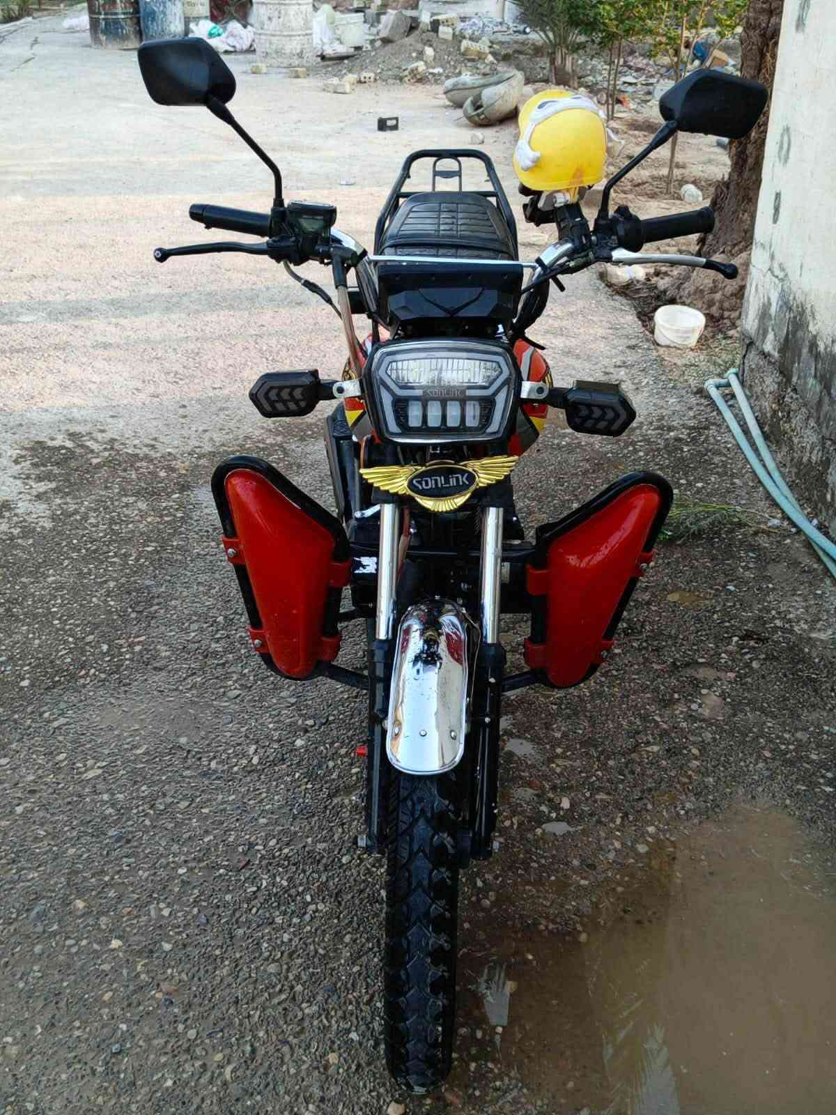 السلام عليكم 
دراجة سونك 2025 نازلة بداية 2026 اوراق كارتونية محرك 200cc نظيفة وخير من الله ما مشتغلة دليفري من الشغل للبيت تايرات جديدة كهربائيات كلها شغالة على حسب الأصول 
السعر 800 الف وبي مجال بسيط 
رقم الهاتف ***********
مكان حي اور نهاية سبع قصور
