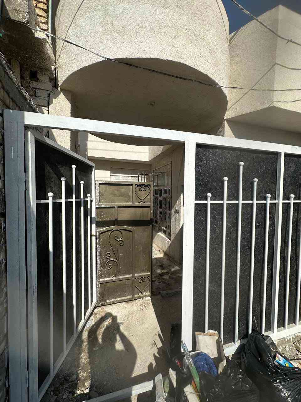 دار للبيع مساحه ٧٥متر واقع حال ٨٠متر البيت ركن على شارع عريض مقابل مدرسه احمد راضي قرب مستشفى التركي وجامع الشهيد رائد السعر ٦٠وبي مجال للاستفسار الاتصال على الرقم يوجد واتساب ***********
